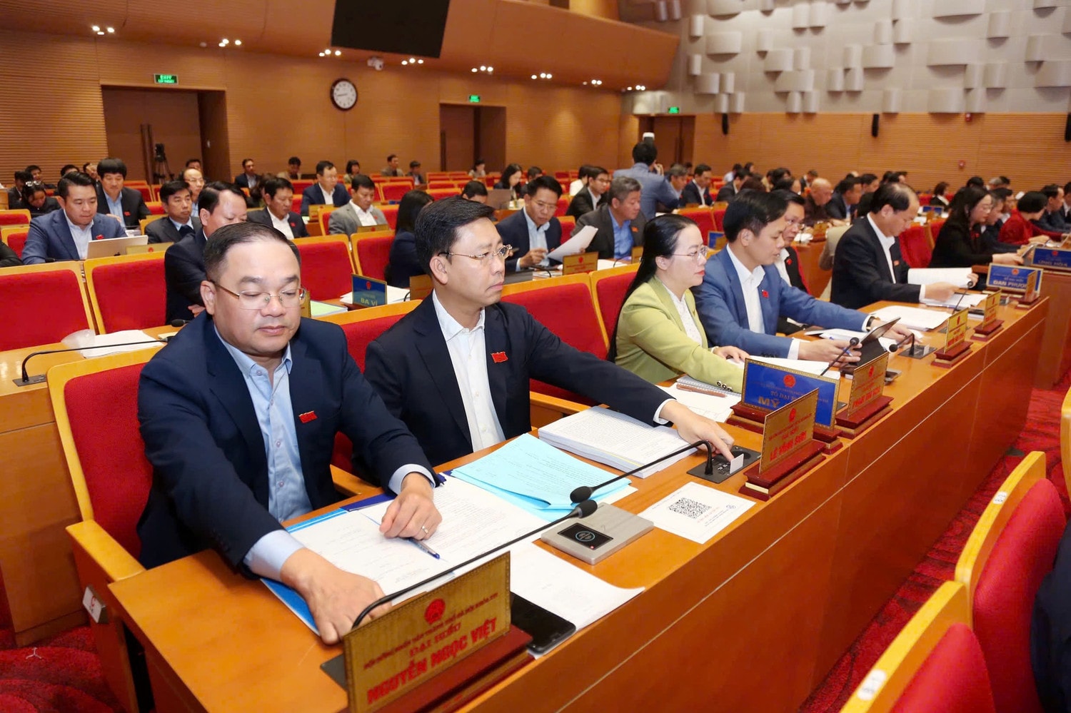 Các đại biểu bấm nút thông qua nghị quyết tại kỳ họp. Ảnh: P. Long