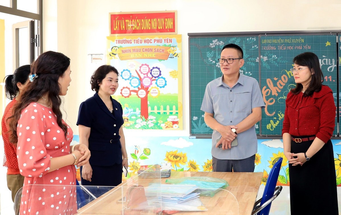 Ban Văn hóa - Xã hội HĐND thành phố Hà Nội khảo sát công tác triển khai nhiệm vụ năm học 2024 - 2025 tại huyện Phú Xuyên. Ảnh: P. Long