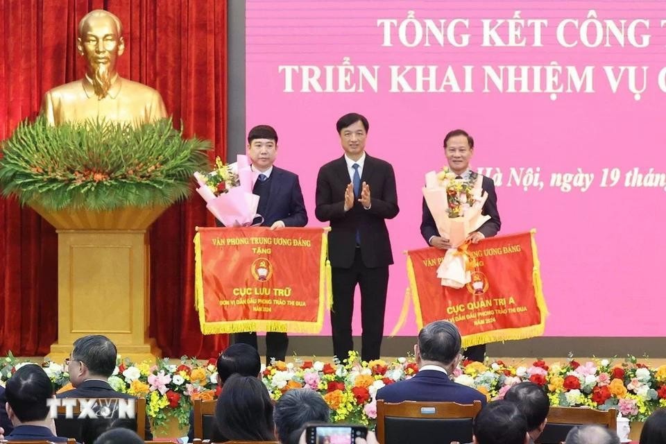 Chánh Văn phòng Trung ương Đảng Nguyễn Duy Ngọc trao tặng Cờ thi đua của Văn phòng Trung ương Đảng cho các tập thể. Ảnh: Thống Nhất/TTXVN