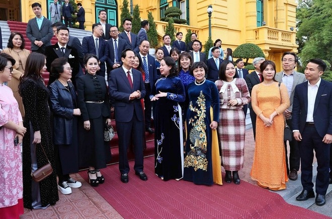 Phó Chủ tịch nước Võ Thị Ánh Xuân, Chủ tịch Hội đồng Bảo trợ Quỹ Bảo trợ trẻ em Việt Nam với các đại biểu. Ảnh: An Đăng/TTXVN