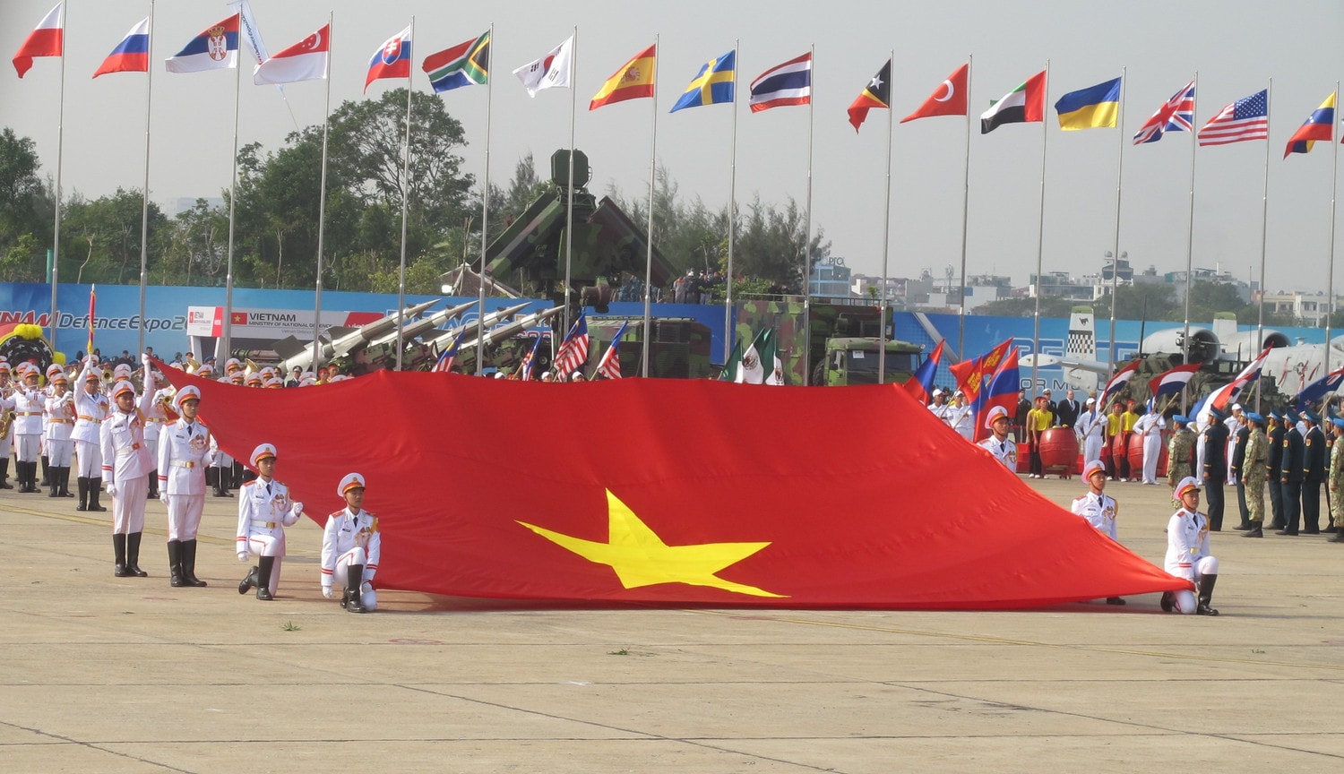 Nghi lễ chào cờ tại triển lãm