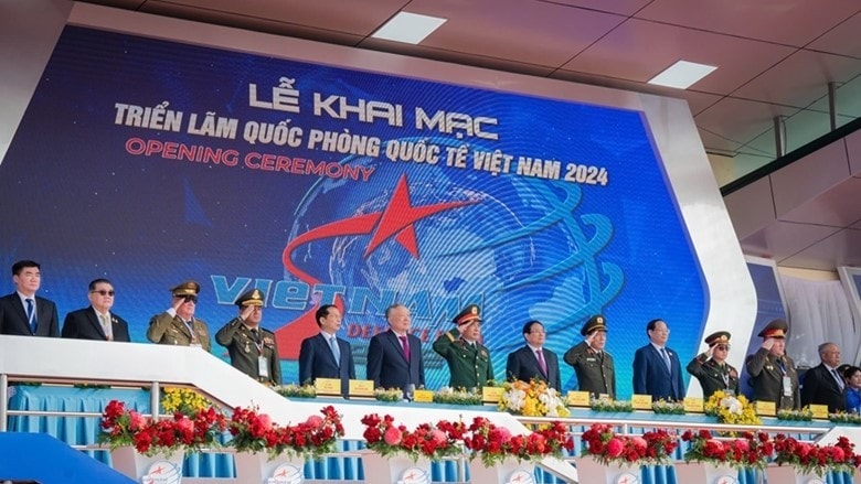 Thủ tướng Phạm Minh Chính cùng lãnh đạo Đảng, Nhà nước tham dự Triển lãm. Ảnh: QĐND