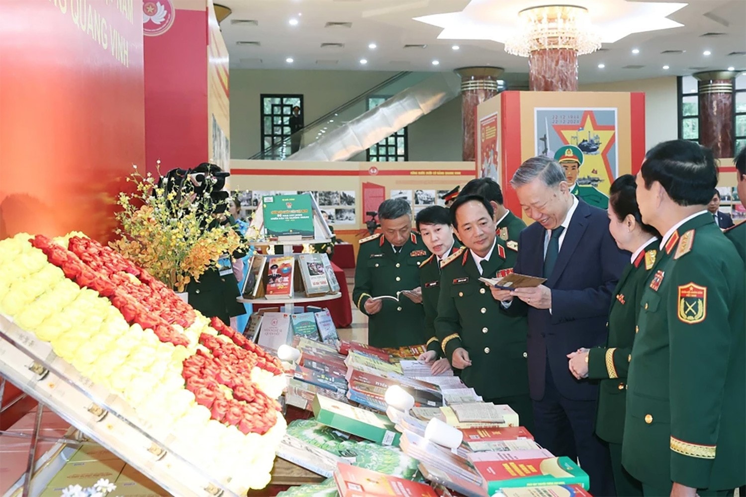 Tổng Bí thư Tô Lâm và các đại biểu xem các ấn phẩm về Quân đội Nhân dân Việt Nam tại lễ kỷ niệm 80 năm truyền thống Tổng cục Chính trị, ngày 12.12.2024. Ảnh: Trọng Đức/TTXVN