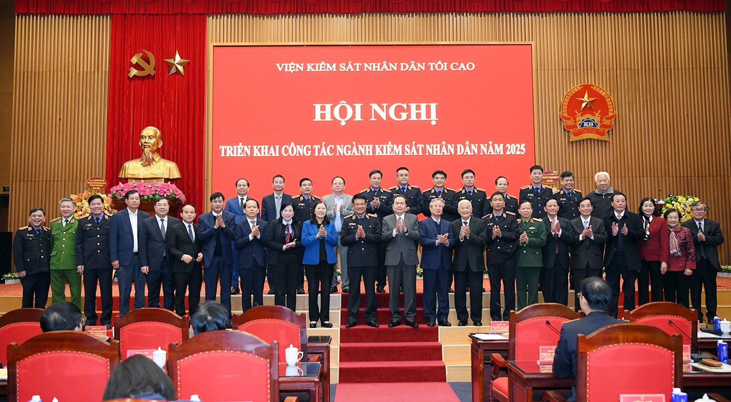 Chủ tịch Quốc hội Trần Thanh Mẫn với các đại biểu. Ảnh: Lâm Hiển