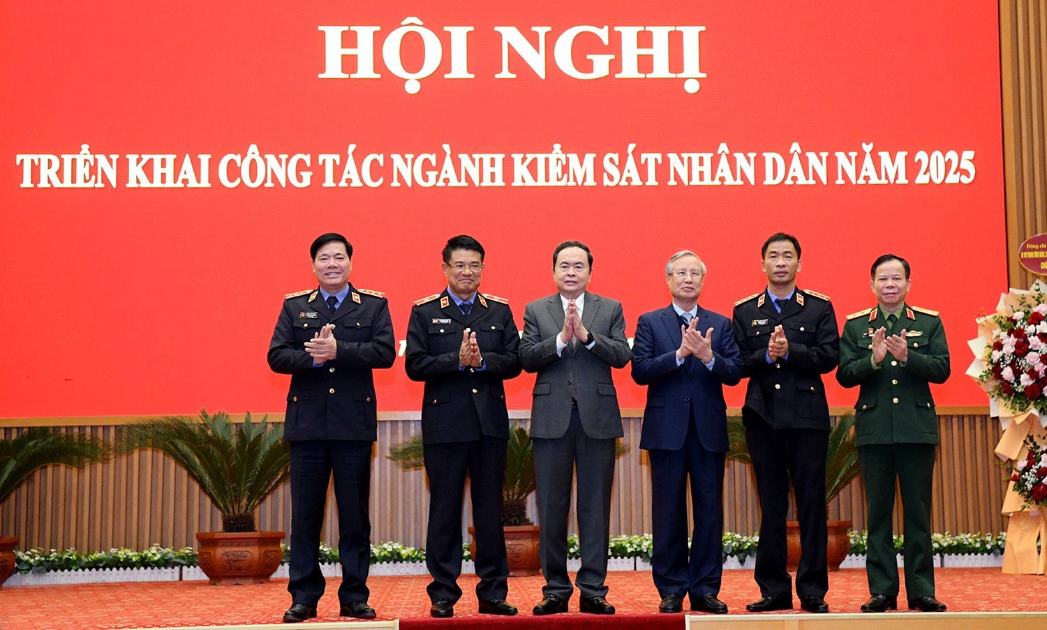 Chủ tịch Quốc hội Trần Thanh Mẫn với các đại biểu. Ảnh: Lâm Hiển