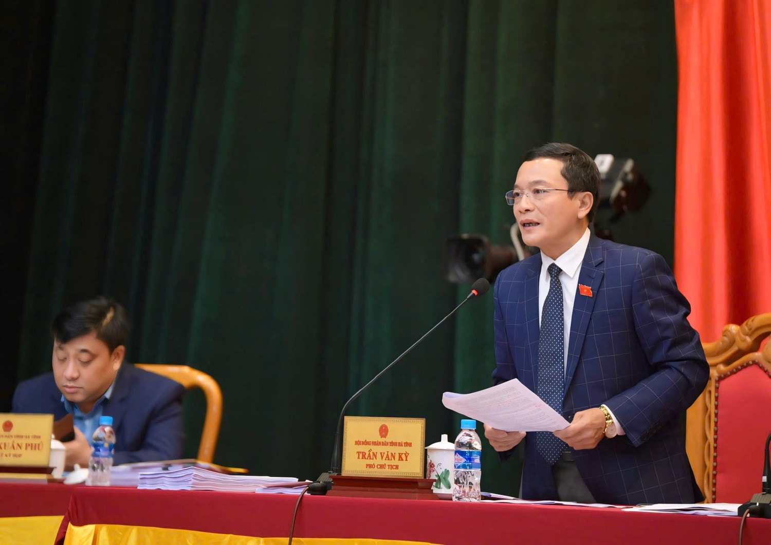 Phó Chủ tịch HĐND tỉnh Trần Văn Kỳ chất vấn tại kỳ họp. Ảnh: Xuân Hoa