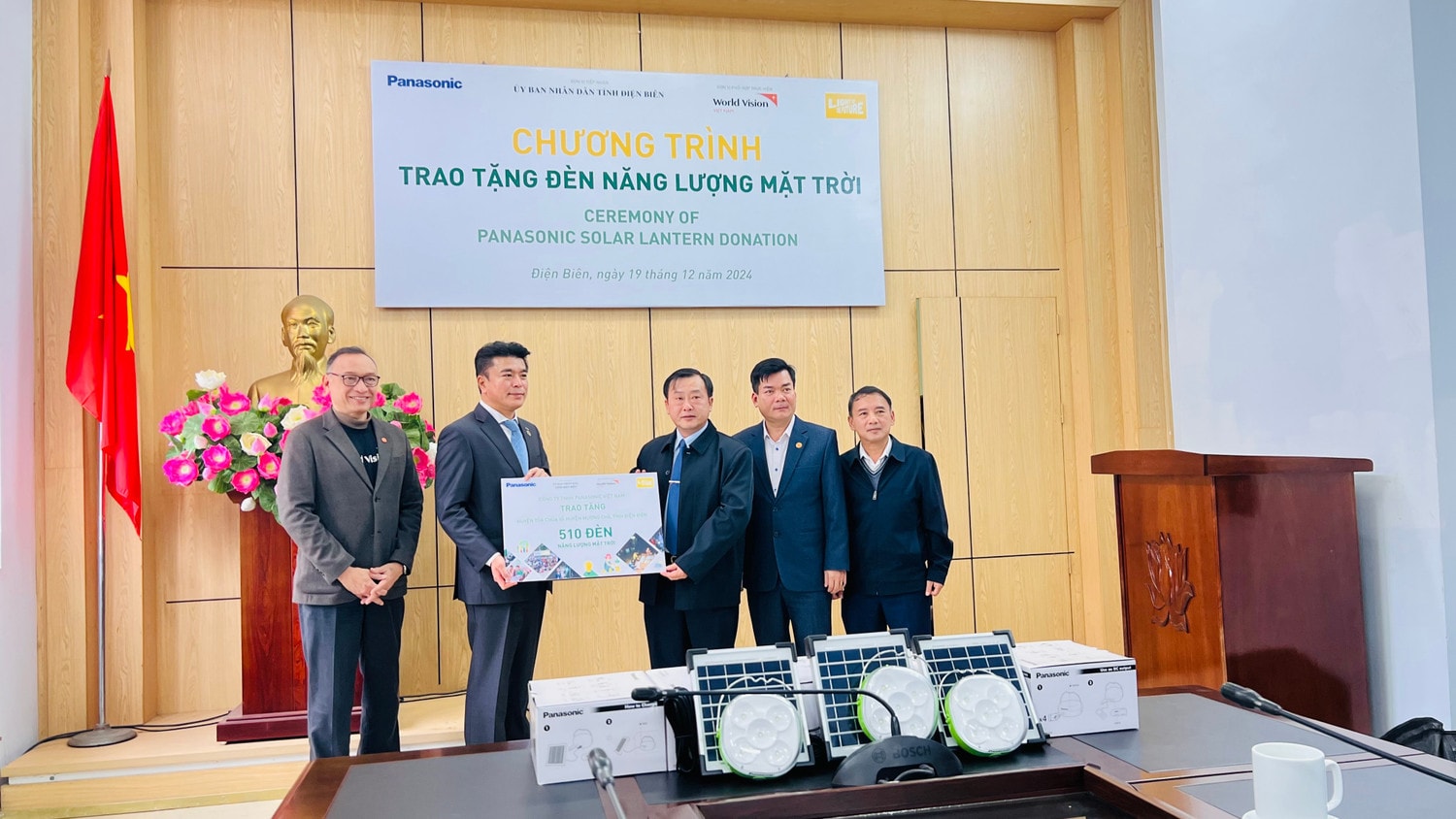 5-dai-dien-wviv-panasonic-ubnd-dien-bien-tien-hanh-le-trao-tang.jpg