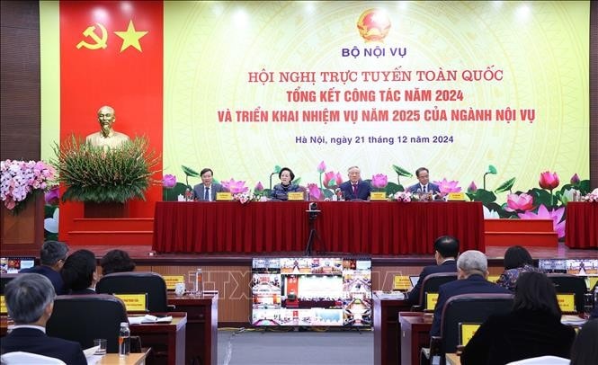 Hội nghị trực tuyến toàn quốc tổng kết công tác năm 2024, triển khai nhiệm vụ năm 2025 của ngành Nội vụ tại điểm cầu trụ sở Bộ Nội vụ. Ảnh: Văn Điệp/TTXVN