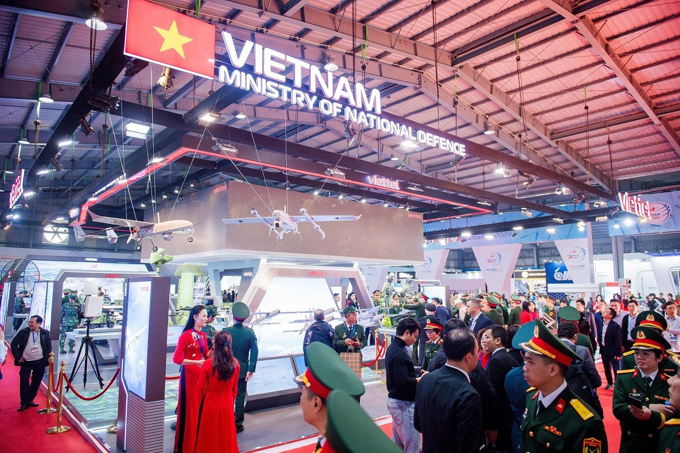 anh-6-canh-toan-gian-trien-lam-quan-su-viettel.jpg
