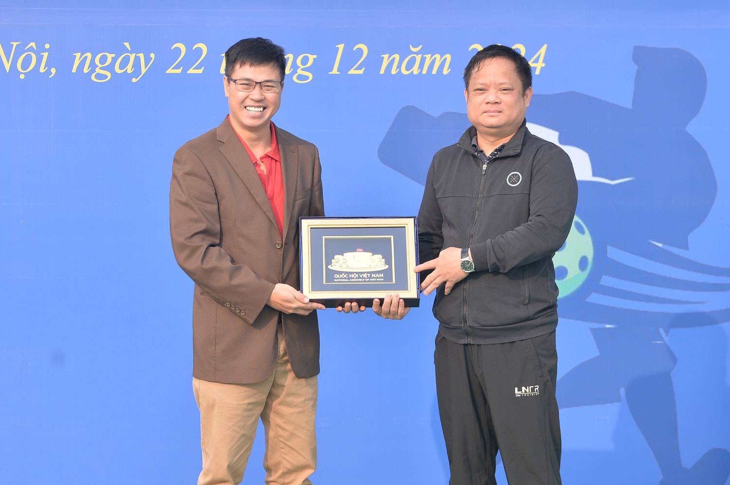 pho-chu-nhiem-vpqh-vu-minh-tuan-trao-qua-cho-tong-giam-doc-vietory-group.jpg