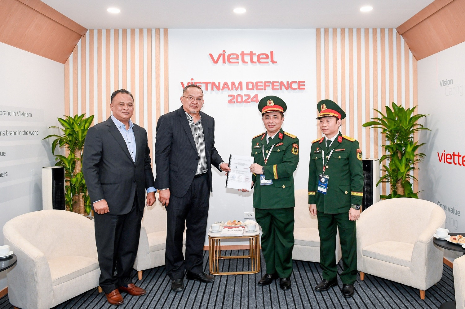 11-viettel-high-tech-nhan-chung-nhan-san-pham-thong-tin-quan-su-san-sang-kinh-doanh-tai-malaysia.jpg