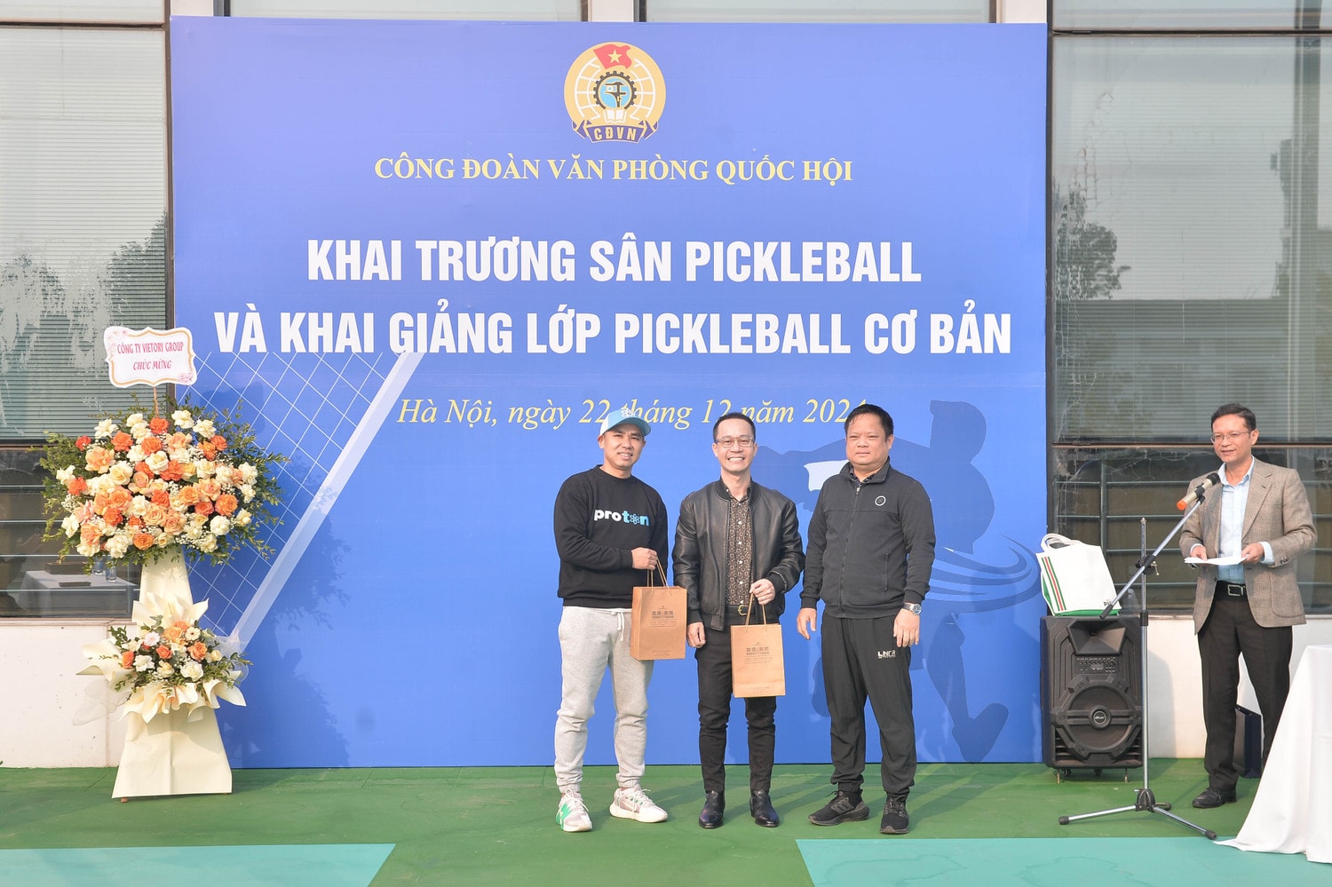 pho-chu-nhiem-vpqh-vu-minh-tuan-trao-qua-cho-cac-don-vi-doi-tac.jpg