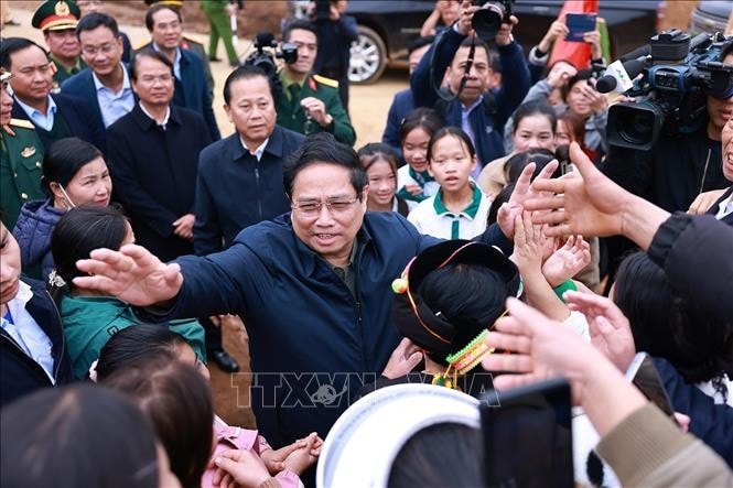 Thủ tướng Phạm Minh Chính thăm đồng bào tại dự án tái thiết thôn Làng Nủ, xã Phúc Khánh, huyện Bảo Yên. Ảnh: Dương Giang/TTXVN