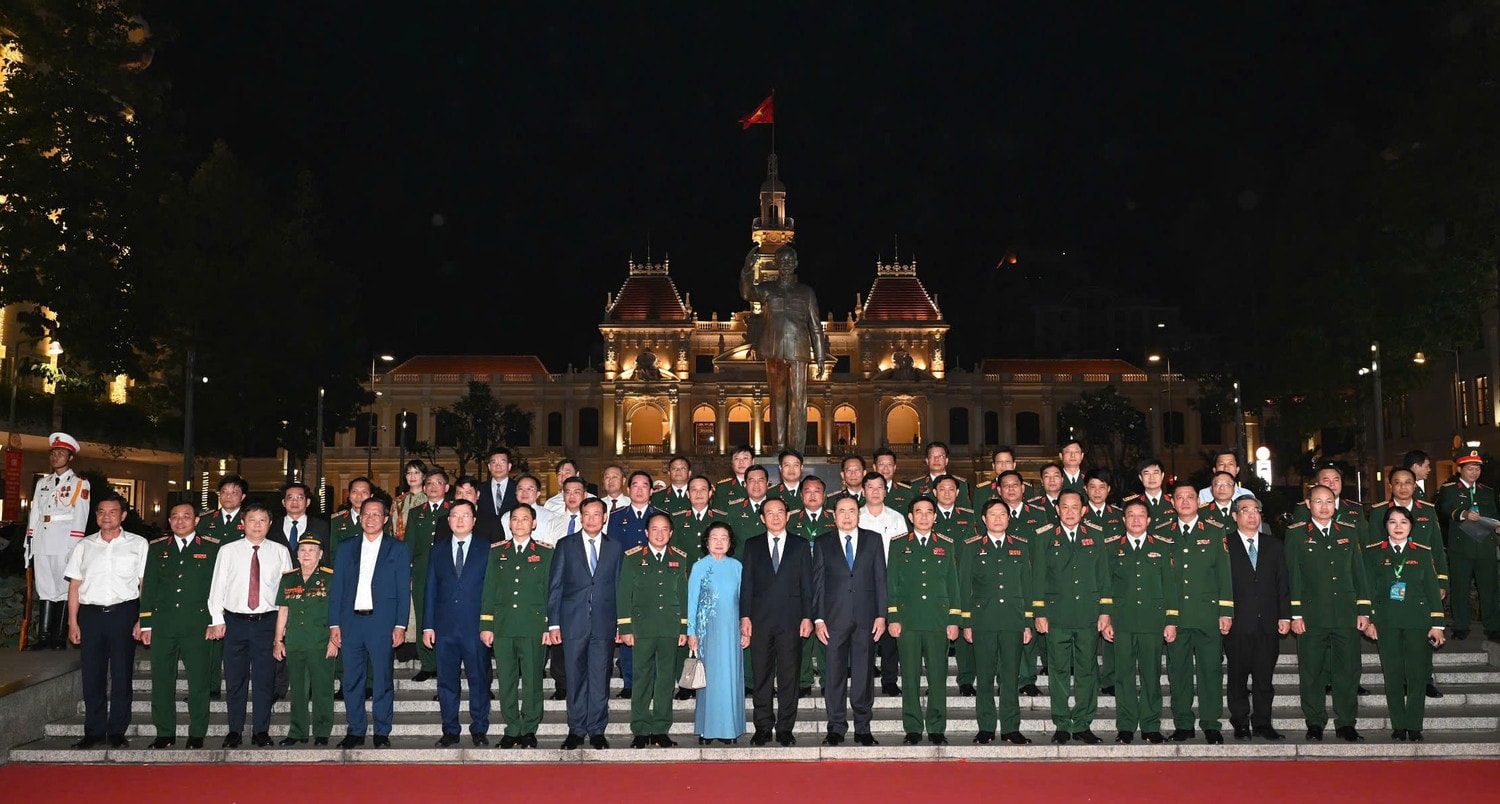 Chủ tịch Quốc hội Trần Thanh Mẫn cùng các đại biểu tham dự Chương trình chụp ảnh kỷ niệm