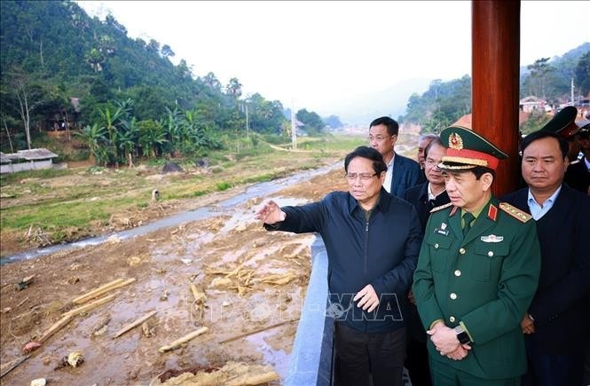 Thủ tướng Phạm Minh Chính thăm thôn Làng Nủ, nơi 67 người dân bị thiệt mạng do trận lũ. Ảnh: Dương Giang/TTXVN