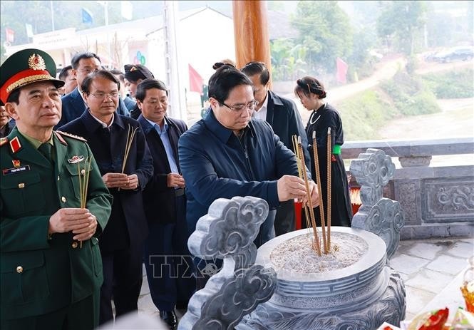 Thủ tướng Phạm Minh Chính dâng hương tưởng niệm đồng bào thiệt mạng tại thôn Làng Nủ. Ảnh: Dương Giang/TTXVN
