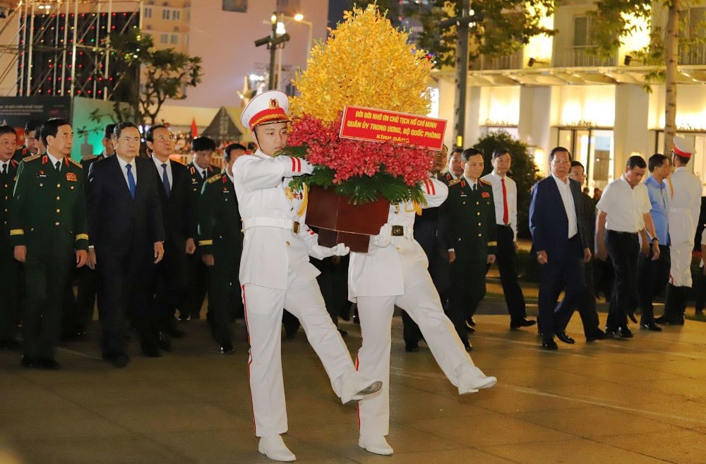 Chủ tịch Quốc hội Trần Thanh Mẫn cùng đoàn đại biểu Quân ủy Trung ương và các đại biểu dâng hoa tưởng nhớ Chủ tịch Hồ Chí Minh. Ảnh: Thái Phương