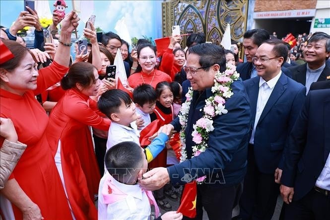Thủ tướng Phạm Minh Chính thăm, chúc mừng linh mục, chức sắc, chức việc và giáo dân Giáo xứ Lào Cai nhân dịp Giáng sinh. Ảnh: Dương Giang/TTXVN