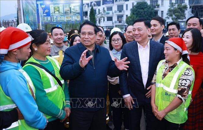 Thủ tướng Phạm Minh Chính động viên công nhân thi công dự án nhà ở xã hội tại Lào Cai. Ảnh: Dương Giang/TTXVN