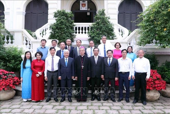 Chủ tịch Ủy ban Trung ương Mặt trận Tổ quốc Việt Nam Đỗ Văn Chiến và Tổng Giám mục Nguyễn Năng, Chủ tịch Hội Giám mục Việt Nam cùng các đại biểu. Ảnh: Xuân Khu-TTXVN
