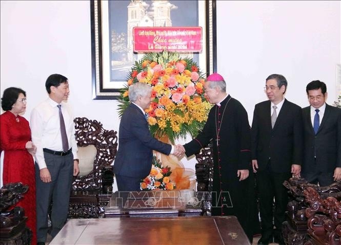 Chủ tịch Ủy ban Trung ương Mặt trận Tổ quốc Việt Nam Đỗ Văn Chiến chúc mừng Tổng Giám mục Nguyễn Năng, Chủ tịch Hội Giám mục Việt Nam nhân mùa Giáng sinh năm 2024 và chuẩn bị đón năm mới 2025. Ảnh: Xuân Khu-TTXVN