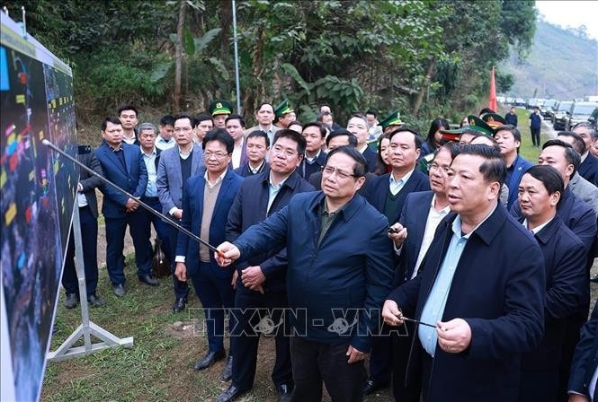Thủ tướng Phạm Minh Chính khảo sát dự án đường sắt Lào Cai-Hà Nội-Hải Phòng đoạn qua tỉnh Lào Cai. Ảnh: Dương Giang/TTXVN