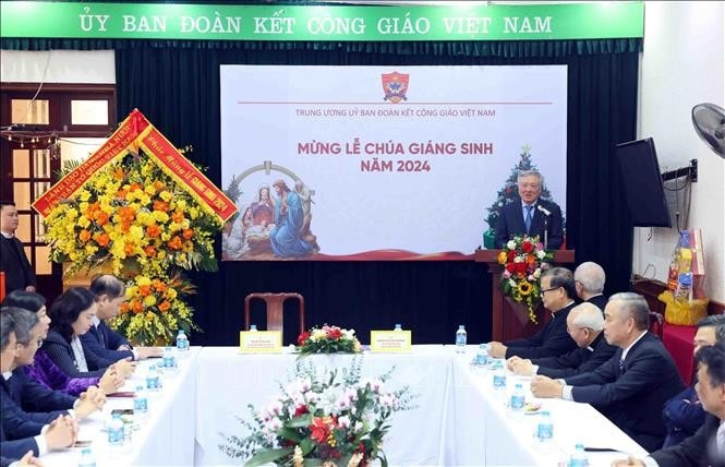 Phó Thủ tướng Thường trực Chính phủ Nguyễn Hòa Bình phát biểu chúc mừng Giáng sinh tới Ban Thường trực Trung ương Ủy ban Đoàn kết Công giáo Việt Nam. Ảnh: Phạm Kiên/TTXVN