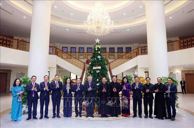 Phó Thủ tướng Thường trực Nguyễn Hòa Bình chụp ảnh chung với các chức sắc Tòa Tổng Giám mục Hà Nội. Ảnh: Phạm Kiên/TTXVN