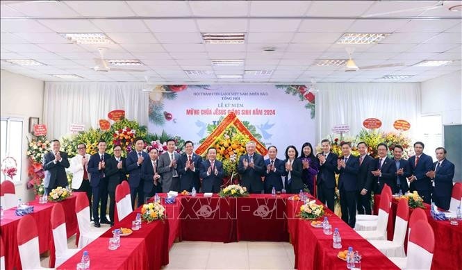 Phó Thủ tướng Thường trực Chính phủ Nguyễn Hòa Bình chụp ảnh chung với các Mục sư tại Hội thánh Tin lành Việt Nam (Miền Bắc). Ảnh: Phạm Kiên/TTXVN