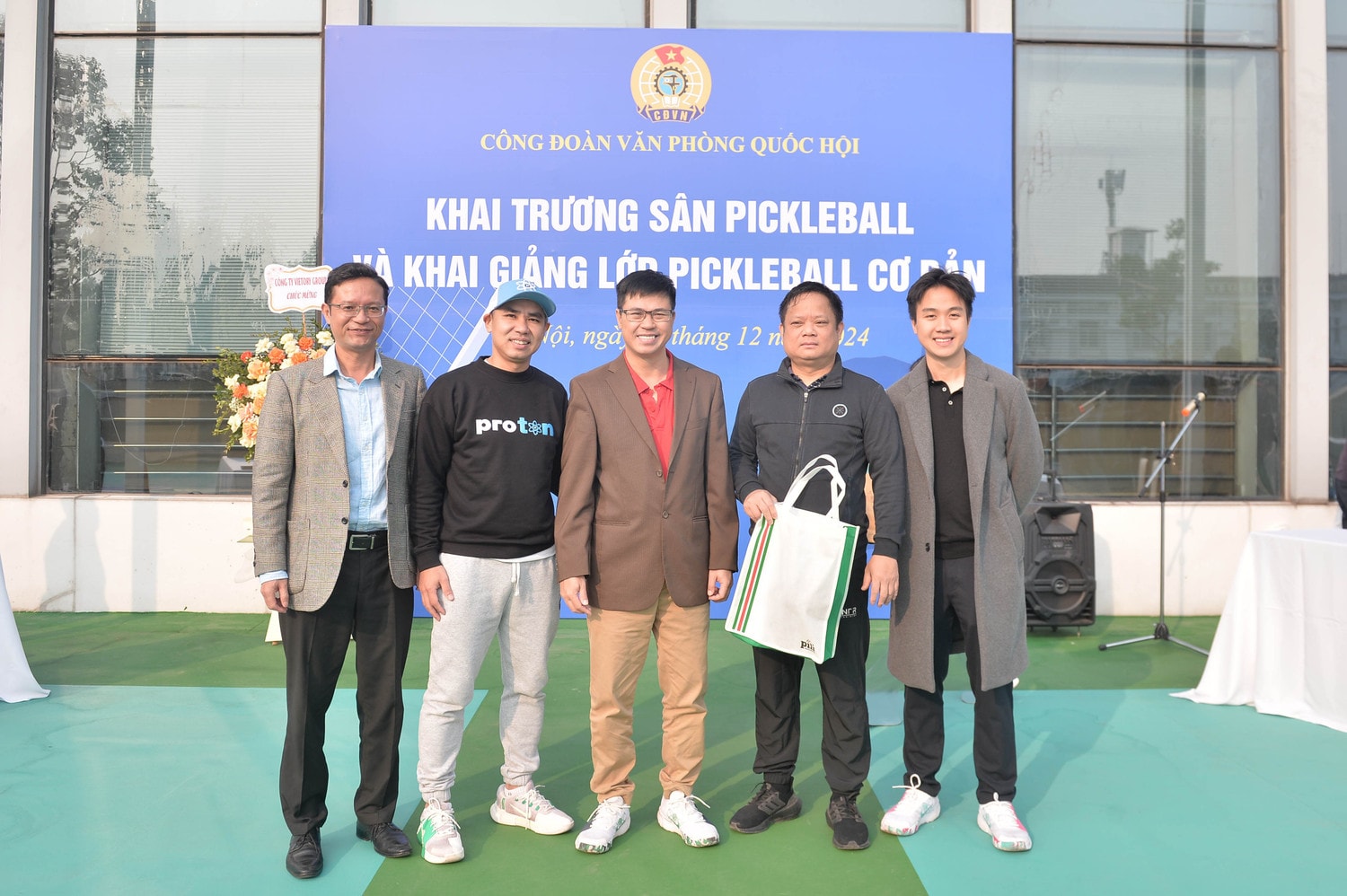 cac-dai-bieu-chup-anh-luu-niem.jpg