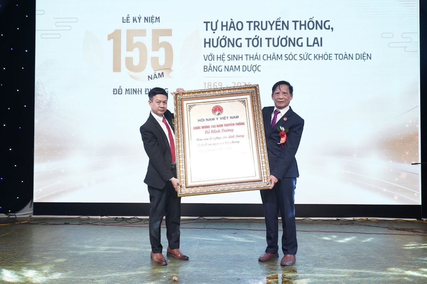 Lương y Đỗ Sơn Hà chúc mừng nhà thuốc Đỗ Minh Đường tròn 155 năm tuổi