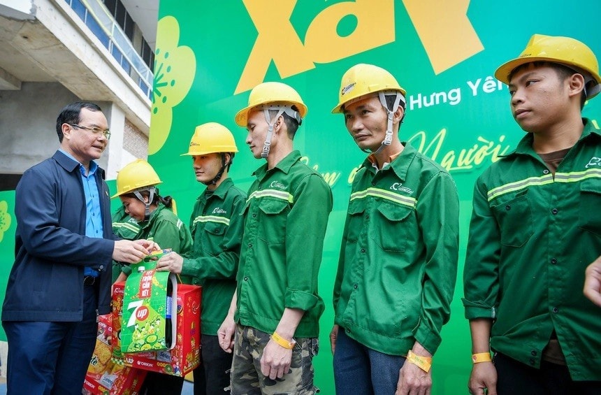 Chủ tịch Tổng Liên đoàn lao động Việt Nam Nguyễn Đình Khang trao quà Tết cho các công nhân