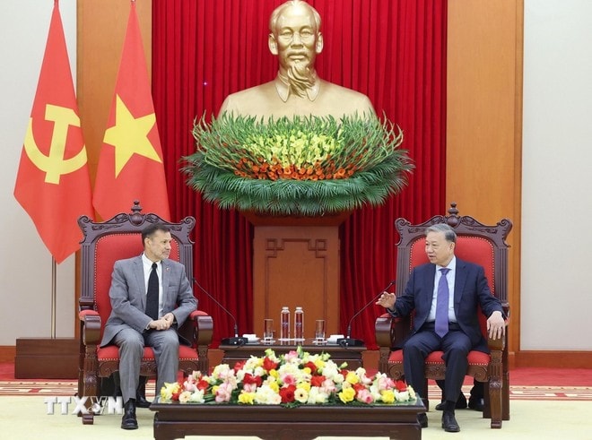 Tổng Bí thư Tô Lâm tiếp Đại sứ đặc mệnh toàn quyền Australia tại Việt Nam Andrew Goledzinowski. Ảnh: Thống Nhất/TTXVN