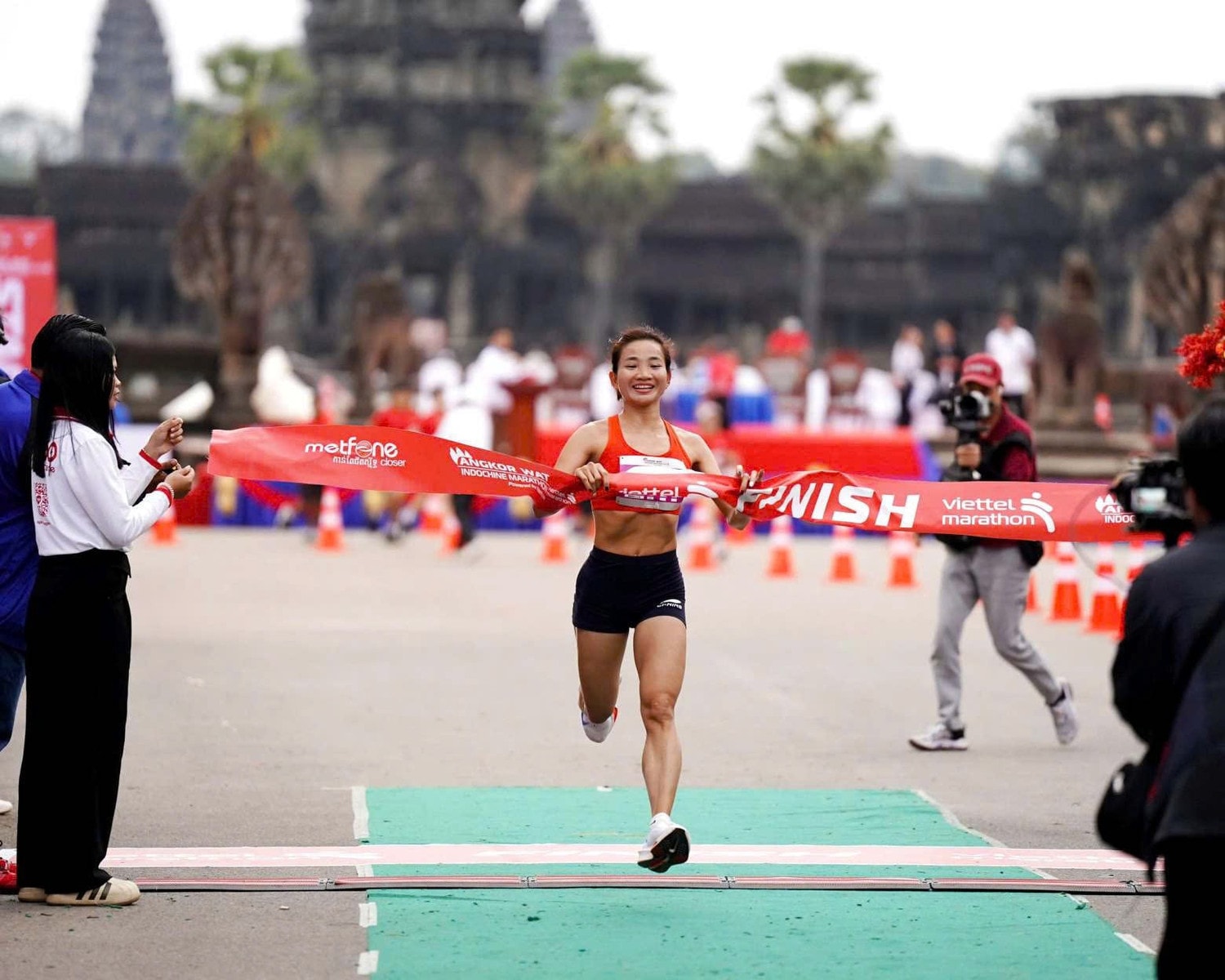 Nguyễn Thị Oanh vô địch 21km