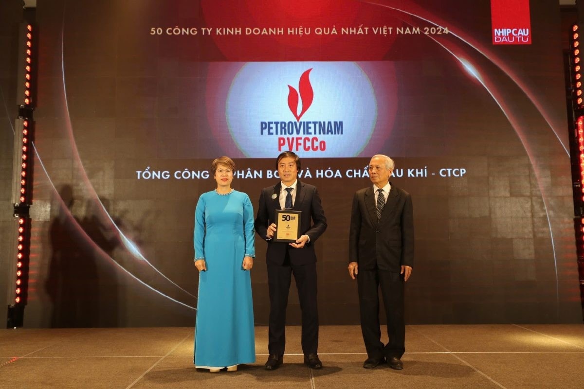 Đại diện PVFCCo nhận giải thưởng Top 50 công ty kinh doanh hiệu quả nhất Việt Nam năm 2024. Ảnh: Lê Văn