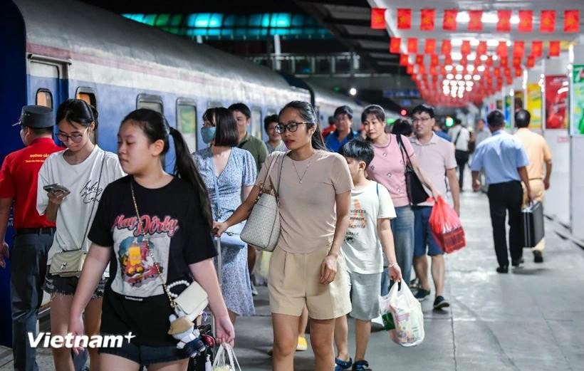 Ngành Đường sắt đã tăng cường chạy thêm các đoàn tàu Bắc-Nam đưa người dân về quê đón Tết. Ảnh: Việt Hùng/Vietnam+
