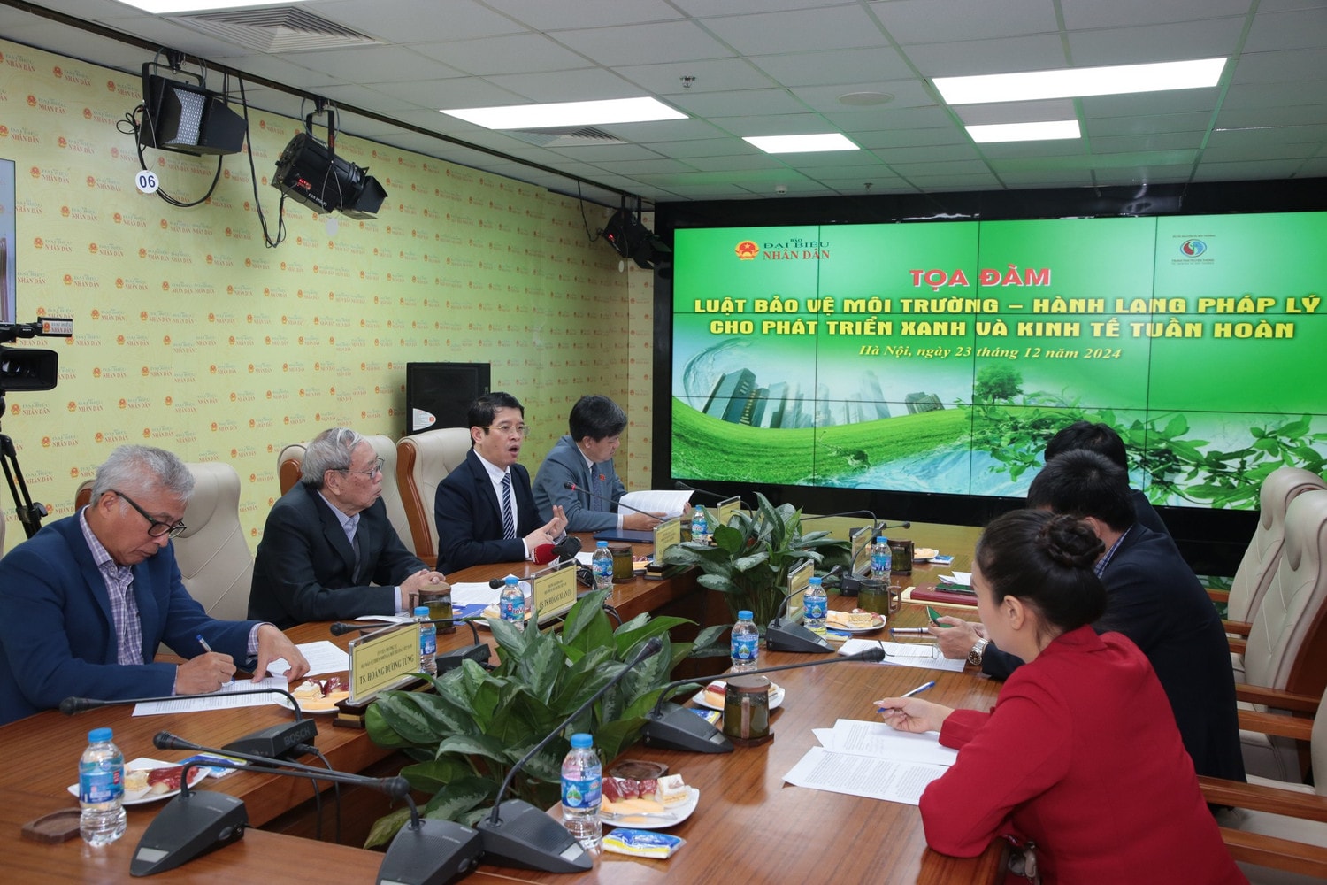 Toàn cảnh Tọa đàm "Luật Bảo vệ môi trường - hành lang pháp lý cho phát triển xanh và kinh tế tuần hoàn" Ảnh: Duy Thông