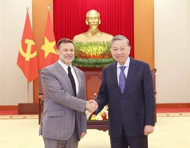 Party General Secretary To Lam (R) and outgoing Australian Ambassador Andrew Goledzinowski at their meeting in Hanoi on December 23. (Photo: VNA) 791f7ebd-3faa-4ec7-99ff-50bc9d7c541f.jpg