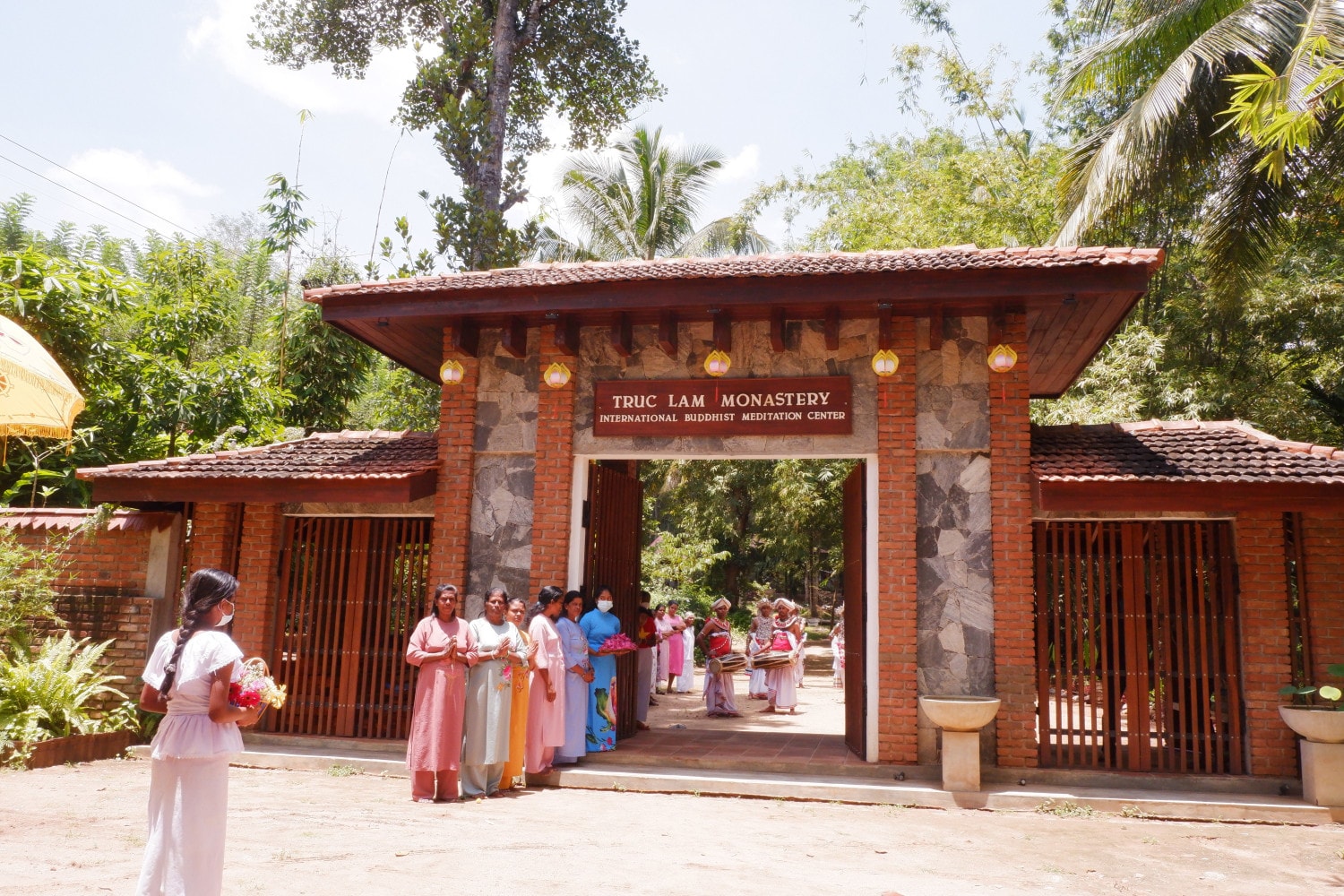 Dân làng Ambakote, thị trấn Diagana, cố đô Kandy, Sri Lanka trong trang phục áo dài truyền thống của Việt Nam