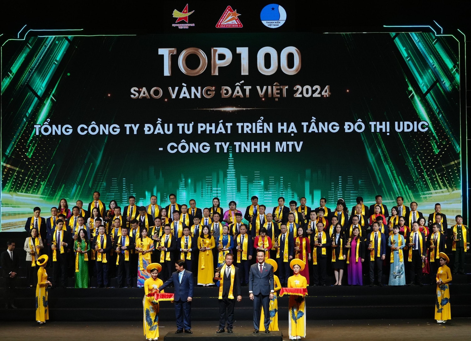 ong-tran-vu-quang-pho-tong-giam-doc-tong-cong-ty-dai-dien-tong-cong-ty-nhan-cup-sao-vang-dat-viet-2024-2.jpg