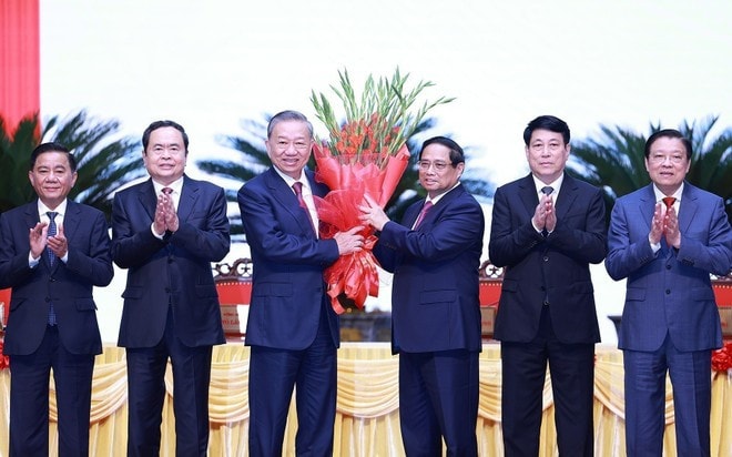 Politburo member, Prime Minister Pham Minh Chinh, on behalf of key and high-ranking leaders of the Party and State, presents flowers to and congratulates To Lam on his election as General Secretary of the 13th Central Committee of the Communist Party of Vietnam. (Photo: VNA) Politburo member, Prime Minister Pham Minh Chinh, on behalf of key and high-ranking leaders of the Party and State, presents flowers to and congratulates To Lam on his election as General Secretary of the 13th Central Committee of the Communist Party of Vietnam. (Photo: VNA)
