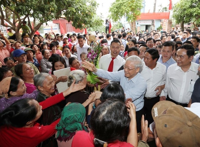 Party General Secretary Nguyen Phu Trong with people of Thuong Dien village, Vinh Quang commune, Vinh Bao district, at the National Great Unity Day in Hai Phong city, on November 15, 2017. (Photo: VNA) Party General Secretary Nguyen Phu Trong with people of Thuong Dien village, Vinh Quang commune, Vinh Bao district, at the National Great Unity Day in Hai Phong city, on November 15, 2017. (Photo: VNA)