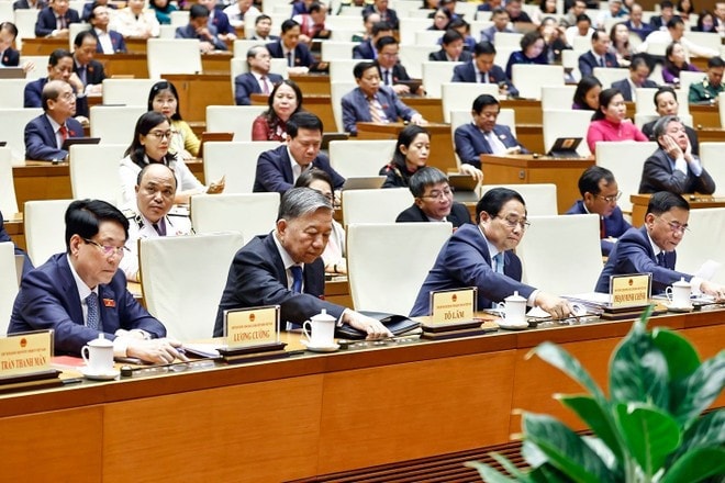 Party General Secretary To Lam (second from left), State President Luong Cuong (first from left), Prime Minister Pham Minh Chinh (third from left) and deputies vote to approve the investment policy for the Ninh Thuan Nuclear Power Project. (Photo: VNA) Party General Secretary To Lam (second from left), State President Luong Cuong (first from left), Prime Minister Pham Minh Chinh (third from left) and deputies vote to approve the investment policy for the Ninh Thuan Nuclear Power Project. (Photo: VNA)