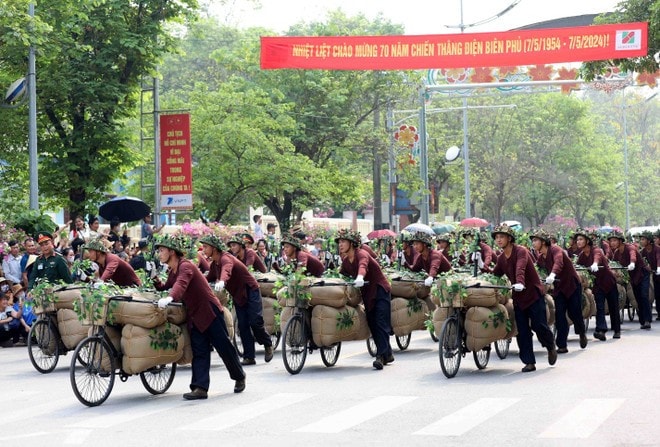 The conscripted labourer force march on the streets of Dien Bien in the celebration of 70th anniversary of Dien Bien Phu Victory. (Photo: VNA) The conscripted labourer force march on the streets of Dien Bien in the celebration of 70th anniversary of Dien Bien Phu Victory. (Photo: VNA)