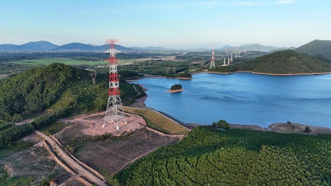 The 500kV circuit-3 power transmission line section in Cam Xuyen dictrict, Ha Tinh province. (Photo: VNA) The 500kV circuit-3 power transmission line section in Cam Xuyen dictrict, Ha Tinh province. (Photo: VNA)