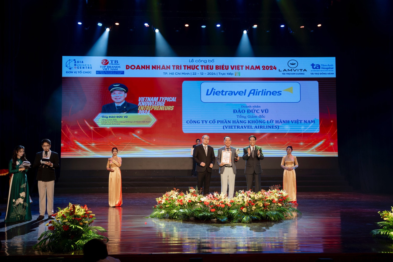 vietravel-airlines-duoc-vinh-danh-tai-le-cong-bo-thuong-hieu-hang-dau-viet-nam-2024-anh-bn.jpg