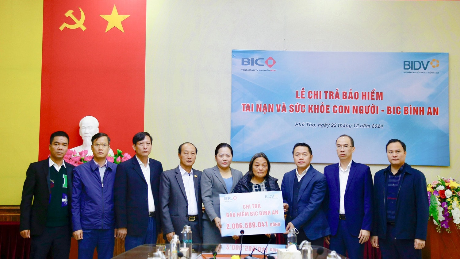 dai-dien-lanh-dao-bic-va-bidv-trao-tien-bao-hiem-cho-gia-dinh-khach-hang.jpg