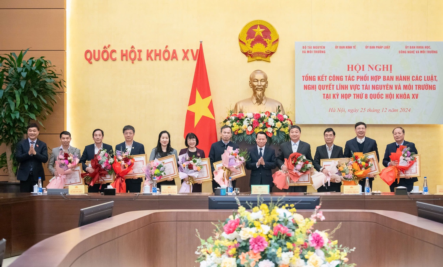 Bộ trưởng Bộ Tài nguyên và Môi trường Đỗ Đức Duy trao tặng bằng khen cho 56 cá nhân, tổ chức có thành tích trong công tác phối hợp tại Kỳ họp thứ Tám, Quốc hội Khóa XV