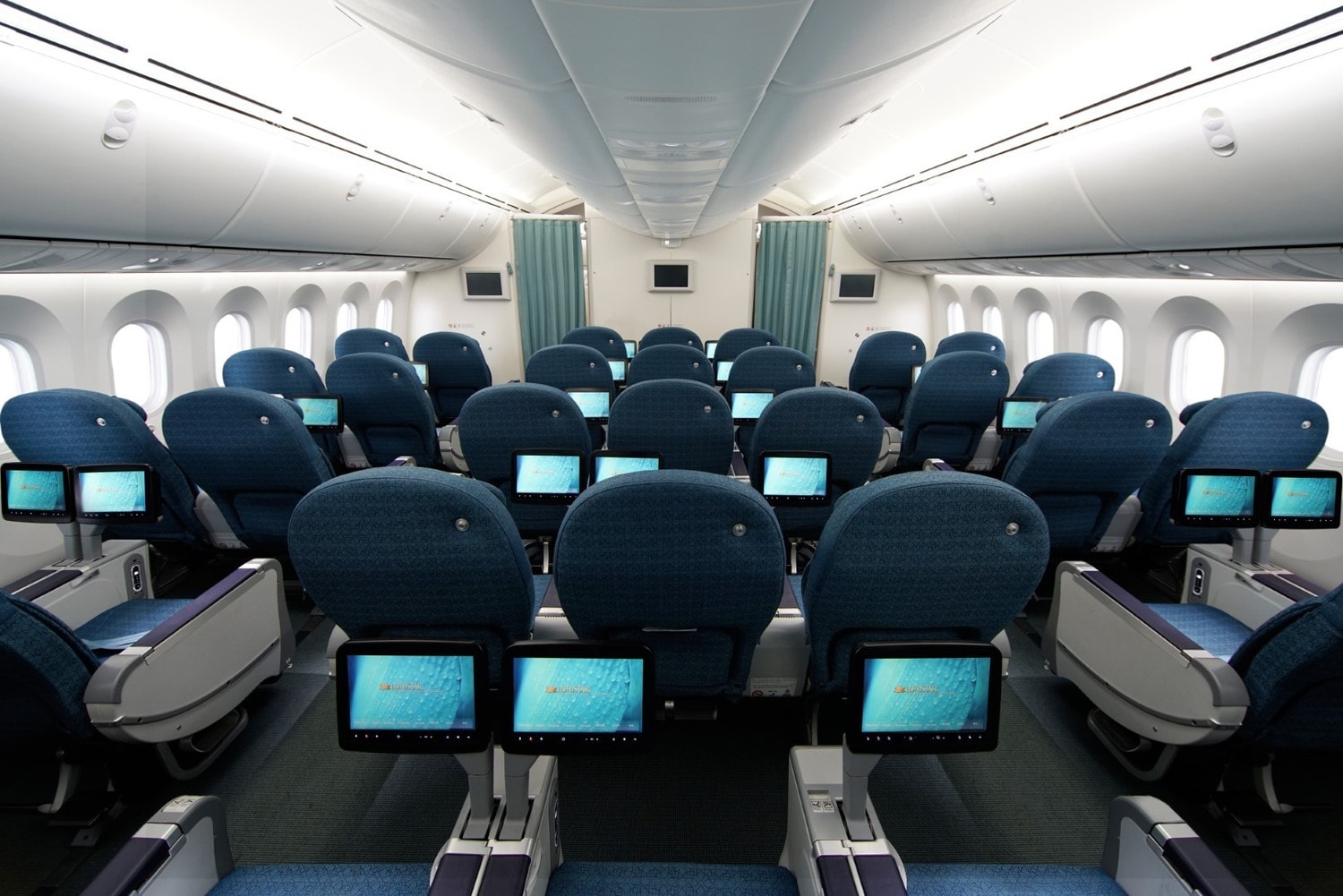 anh-2-khoang-pho-thong-dac-biet-tren-may-bay-than-rong-cua-vietnam-airlines-anh-vna.jpg