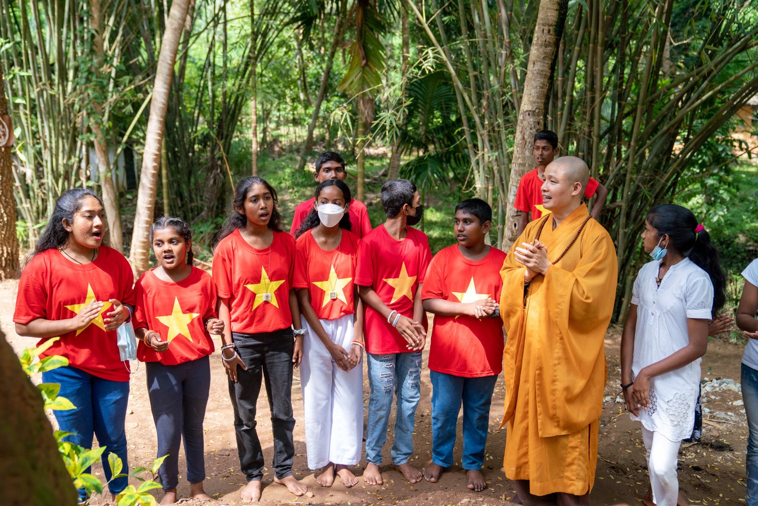 Thượng tọa Thích Minh Quang, Trưởng ban Trị sự Giáo hội Phật giáo Việt Nam tỉnh Ninh Bình, xúc động khi nghe các em nhỏ Sri Lanka hát tiếng Việt. Ảnh: N. Hiếu